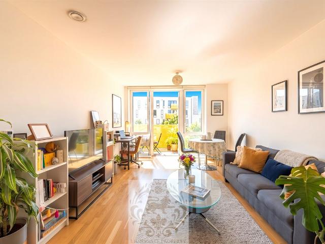 Apartment for rent in Ocean Estate, Greater London