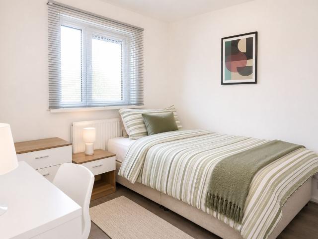 Room for rent in Poplar Grove, Greater London