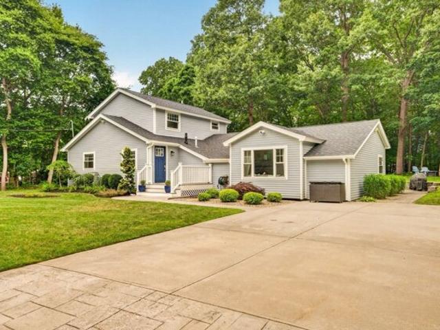 House for sale in Assonet Bay Shores, Freetown