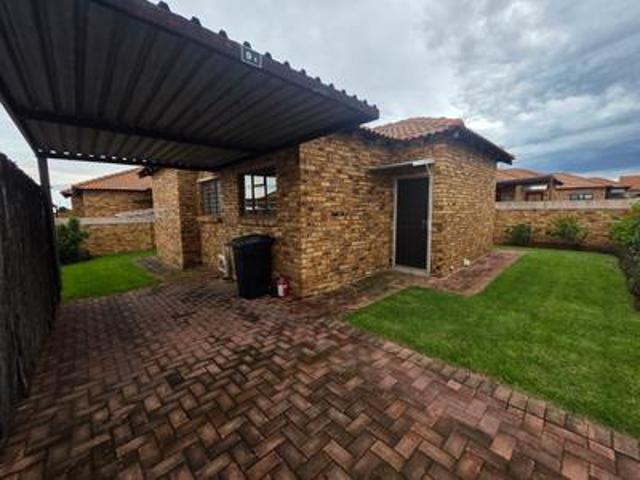 Townhouse for sale in Mohlakeng, Gauteng