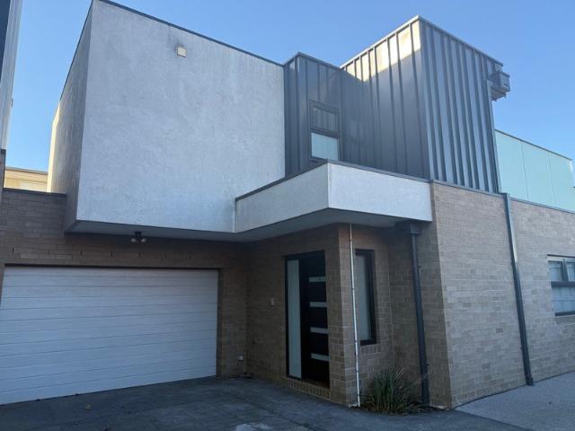 Townhouse for rent in Coburg North, Melbourne