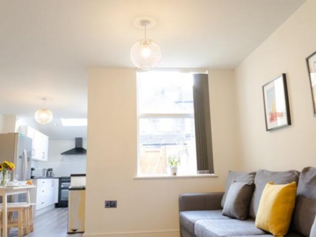 Room for rent in Elm Park, Calderstones