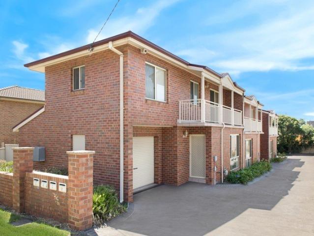 Townhouse for rent in Wollongong West, New South Wales