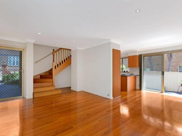 Townhouse for rent in Wollongong West, New South Wales