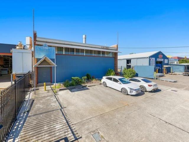 Warehouse for rent in Toombul, Queensland