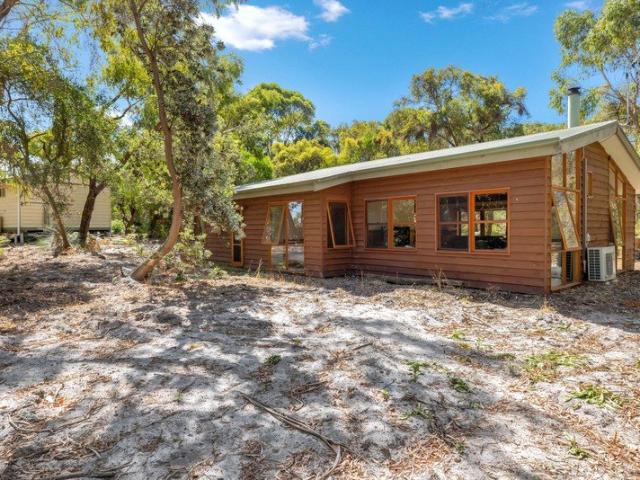 Cottage for sale in Glen Forbes, Victoria