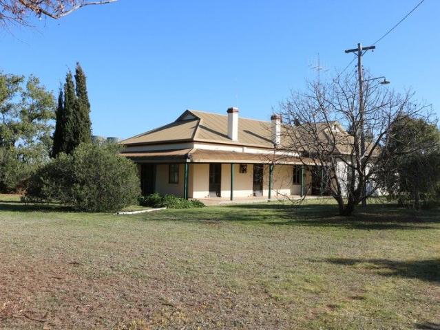 Cottage for sale in Parkes, New South Wales