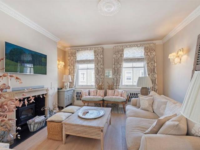 House for rent in Lot's Village, Greater London