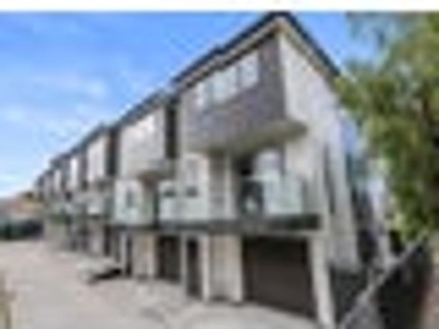 Townhouse for sale in Point England, Oroua County