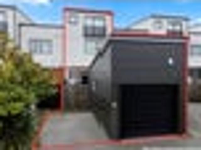 Townhouse for sale in Paremoremo