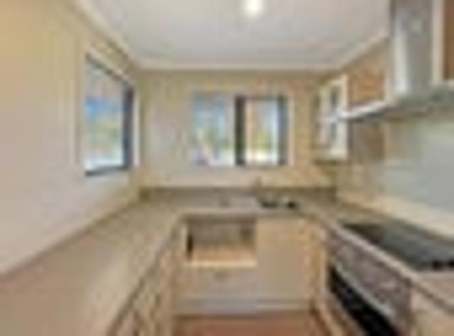 Townhouse for rent in Chaslands, Canterbury