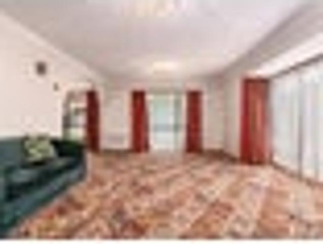 Townhouse for rent in Chaslands, Canterbury