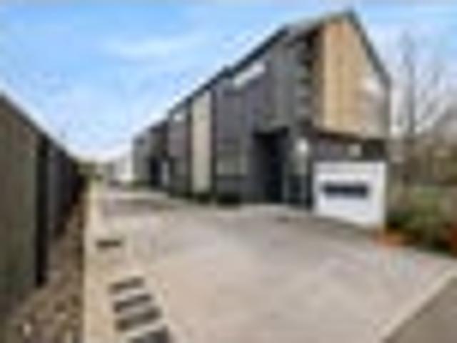 Townhouse for rent in Chaslands, Canterbury