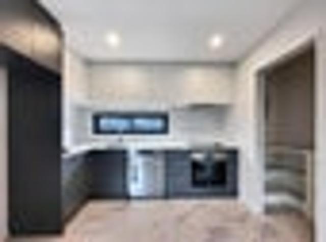 Townhouse for rent in Chaslands, Canterbury