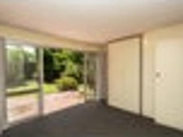 Townhouse for rent in Chaslands, Canterbury
