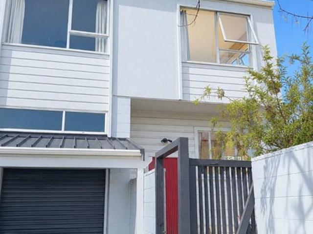 House for rent in Chaslands, Canterbury