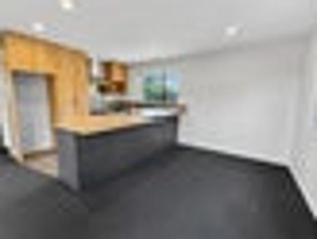 Townhouse for rent in Chaslands, Canterbury