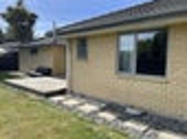 Townhouse for rent in Chaslands, Canterbury