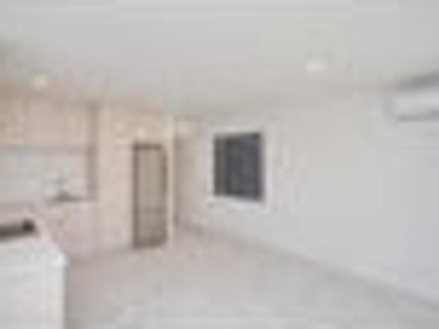 Townhouse for rent in Chaslands, Canterbury