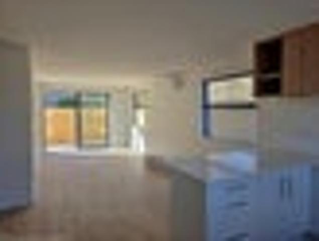 Townhouse for rent in Chaslands, Canterbury
