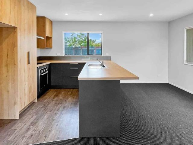 Townhouse for rent in Chaslands, Canterbury