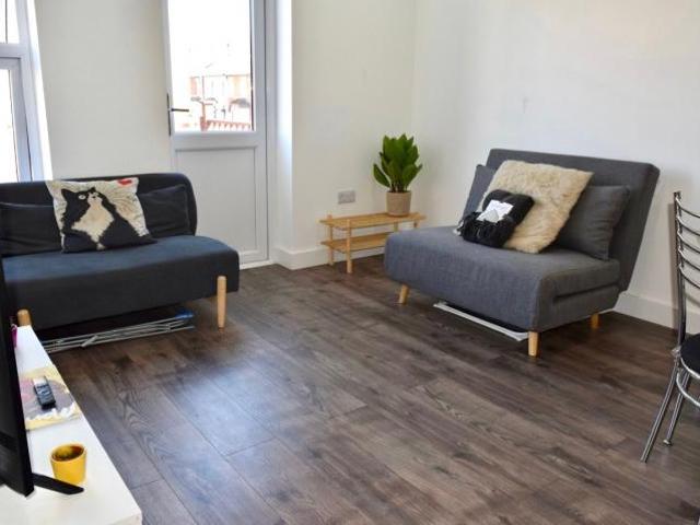 Apartment for rent in Loxford, Greater London