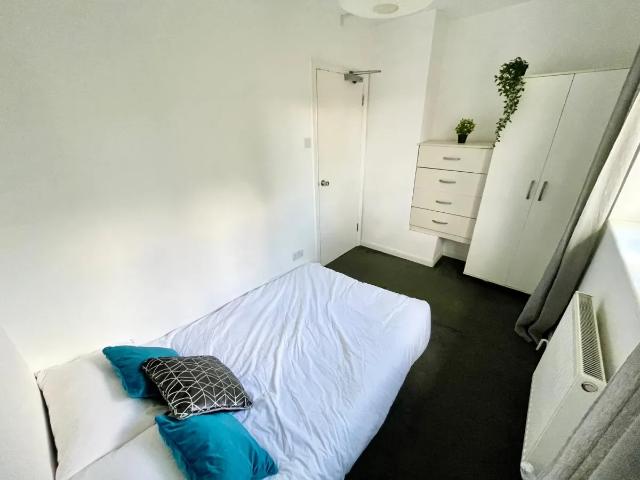 Room for rent in Gants Hill, Greater London