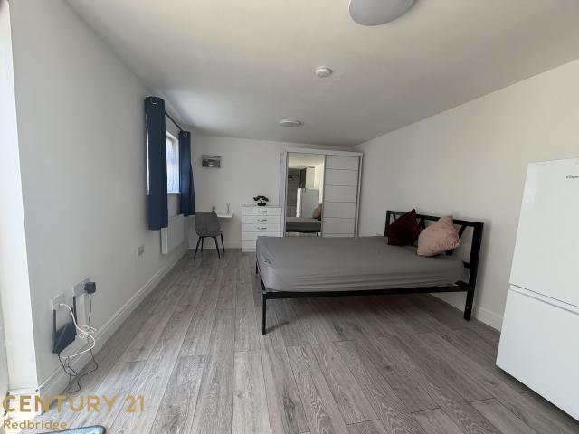 Studio for rent in Newbury Park, Greater London