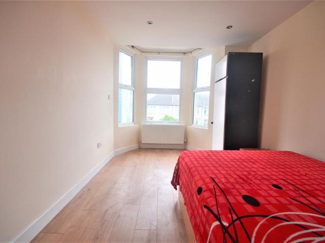 Apartment for rent in Loxford, Greater London