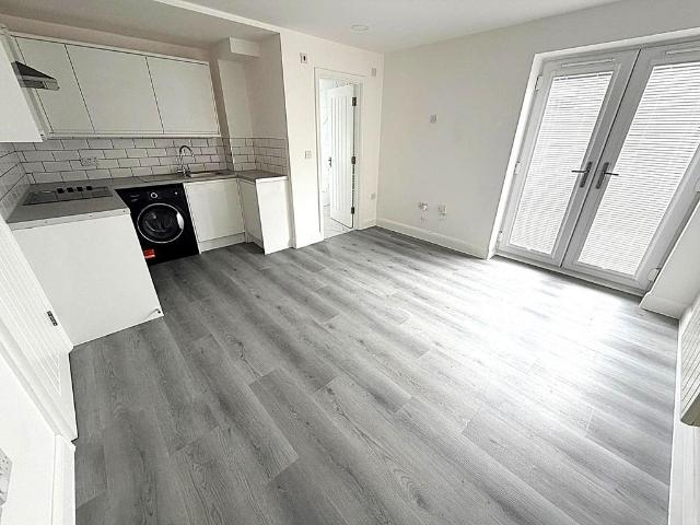 Apartment for rent in Loxford, Greater London