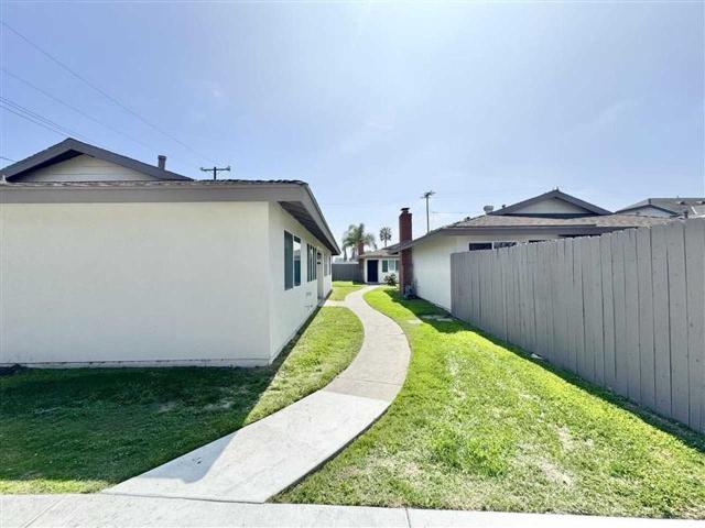 Apartment for rent in Midway City, California
