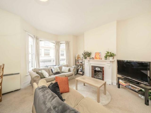 House for rent in Clapham Junction, Cat Hill