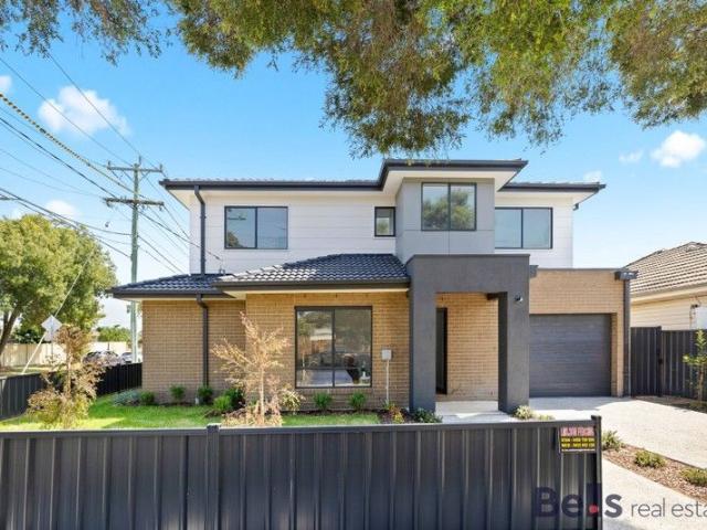 Townhouse for sale in Deer Park