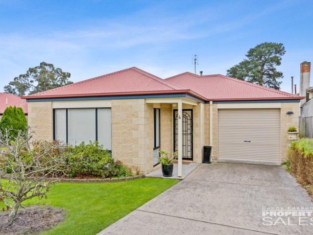 Townhouse for sale in Coalville, Victoria