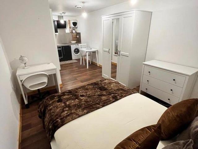 Studio for rent in Gidea Park, Greater London