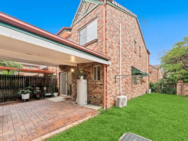 Townhouse for sale in Eight Mile Plains, Greater Brisbane