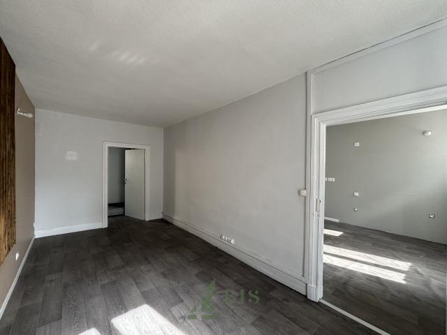 Immeuble vente à Renaison, La Frairie