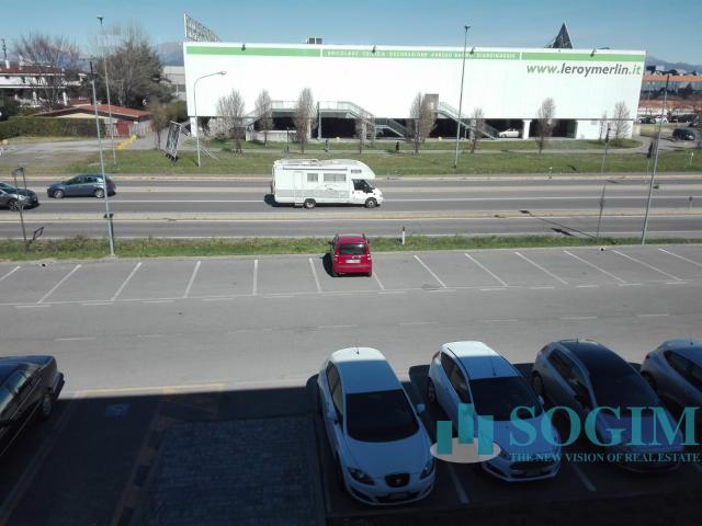 Locale Commerciale in affitto a Busnago, Lombardia