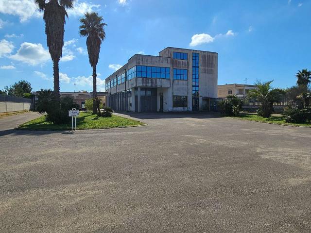 Locale Commerciale in affitto a Puglia, Lecce