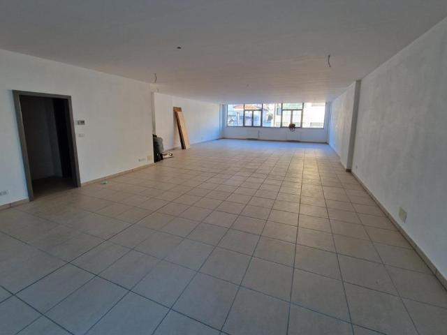 Locale Commerciale in vendita a Überetsch-Unterland - Oltradige-Bassa Atesina, Andriano - Andrian