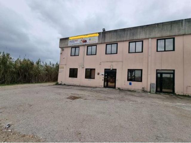 Locale Commerciale in vendita a Aprilia, Lazio