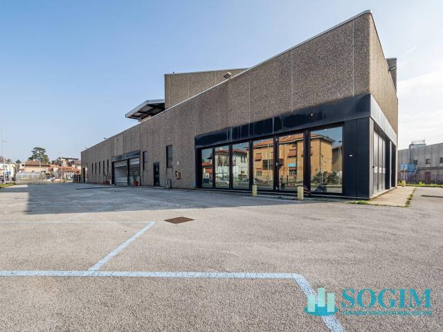Locale Commerciale in vendita a Arosio, Lombardia