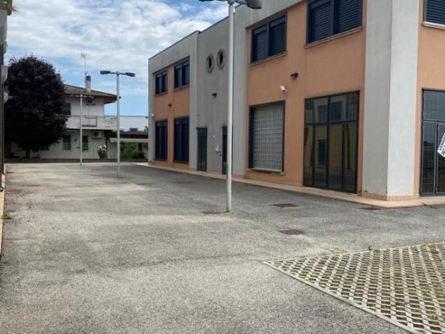 Locale Commerciale in vendita a Bovolenta, Veneto