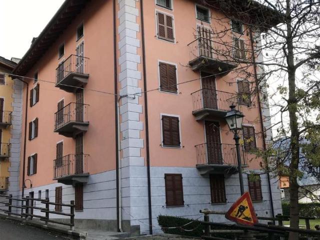 Locale Commerciale in vendita a Brusson, Aosta
