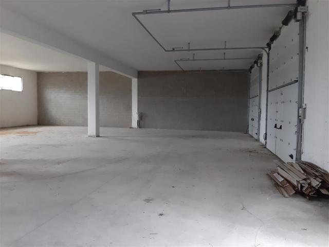Locale Commerciale in vendita a Cairo Montenotte, Liguria