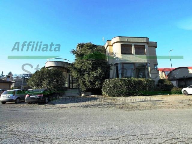 Locale Commerciale in vendita a Carate Brianza, Lombardia