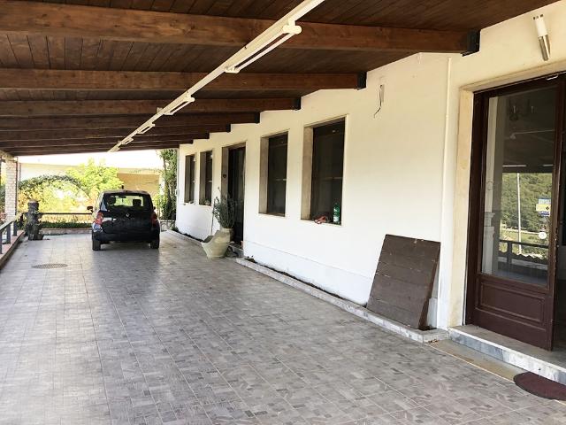 Locale Commerciale in vendita a Villa, Liberi