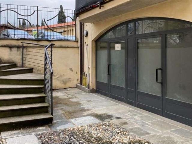 Locale Commerciale in vendita a Novate Brianza, Merate