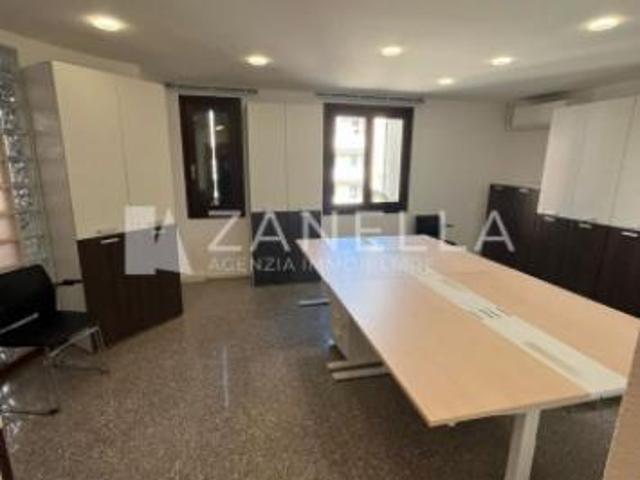 Ufficio in affitto a Castelfranco Veneto, Veneto