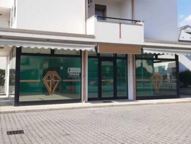 Locale Commerciale in vendita a Castelfranco Veneto, Veneto